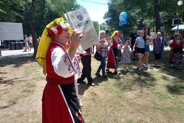 Изпълнители и гости се хванаха на Дунавско хоро.