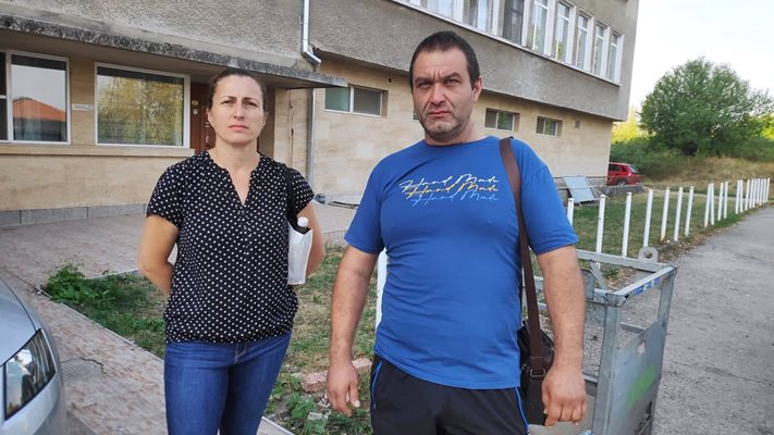 Майката и бащата на Данислава - Елена и Стоян Стоянови, сега гледат внука си и се надяват да разберат причините за смъртта на дъщеря си.