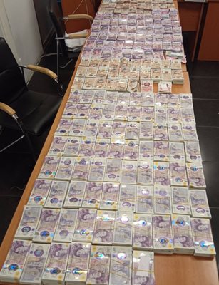 Иззеха недекларирана валута за над 2 030 000 лева на "Капитан Андреево"
СНИМКА: Агенция "Митници"