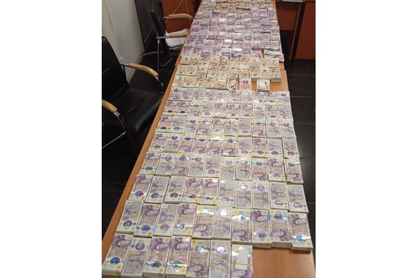Иззеха недекларирана валута за над 2 030 000 лева на "Капитан Андреево"
СНИМКА: Агенция "Митници"