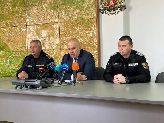 Шефът на пловдивската полиция Васил Костадинов (в средата), заместникът му Радослав Начев (вдясно) и шефът на охранителната полиция Костадин Костов обясняваха след акцията, че полицаите са действали правомерно в нощния клуб.