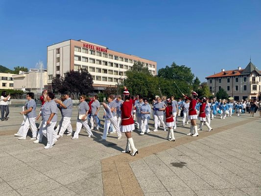 Над 400 баби мажоретки дефилираха в центъра на Враца