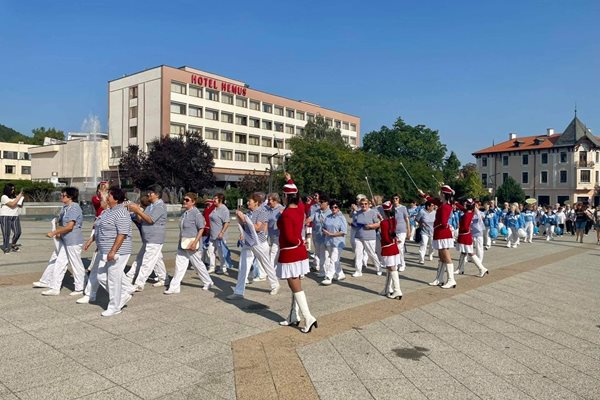 Над 400 баби мажоретки дефилираха в центъра на Враца