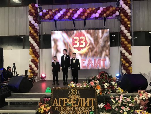 Трима от внуците на Божидар Митов изненадаха дядо си със специален забавен поздрав