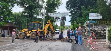 ВиК авария в Чепеларе отклони движението от пътя Смолян-Пловдив през обходи (снимки)