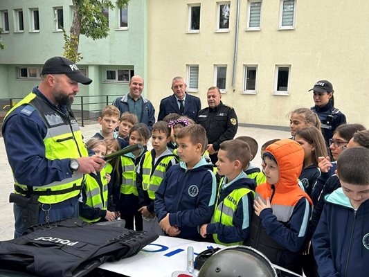 Деца от ОУ “Найден Геров” наблюдават как се използват палки.