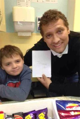 Стилиян зарадва малкия Джошуа в детската болница в Бирмингам. СНИМКА: ТУИТЪР
