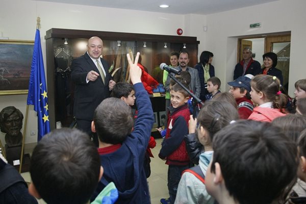 Министър Красен Кралев отговаря на въпроси при посещението на децата в музея на стадион "Васил Левски" за деня на българския спорт.