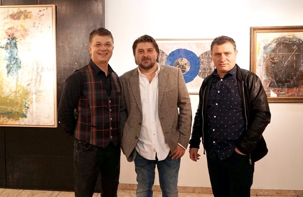 От ляво на дясно: Людмил Георгиев, Деян Вълков и Димитър Петров на откриването на изложбата в галерия “Средец”.