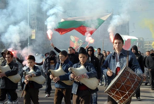 С гайди и димки тръгна шествието по улиците.