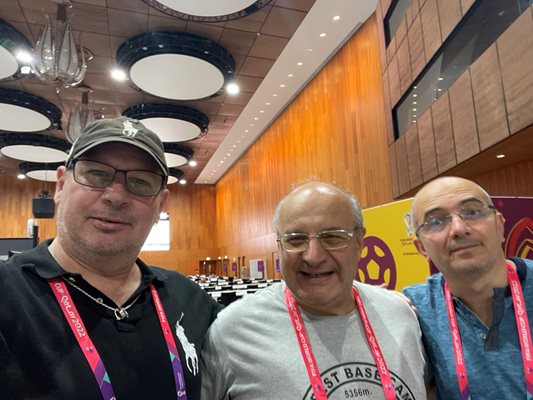 Румен Пайташев (в средата) с Едуард Папазян - пратеника на "24 часа" в Катар. Вдясно е третият пишещ българин на световното - Васил Колев.