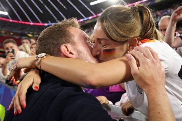 Нагелсман целува страстно Лена веднага след победата над Унгария