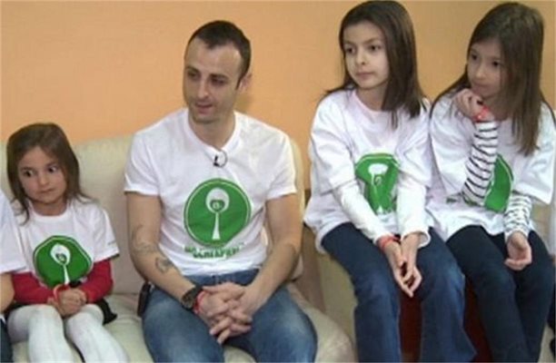 Бербатов с децата от фондацията му
