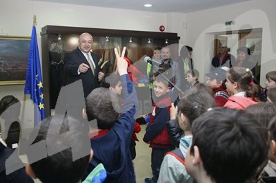Министър Красен Кралев отговаря на въпроси при посещението на децата в музея на стадион "Васил Левски" за деня на българския спорт.