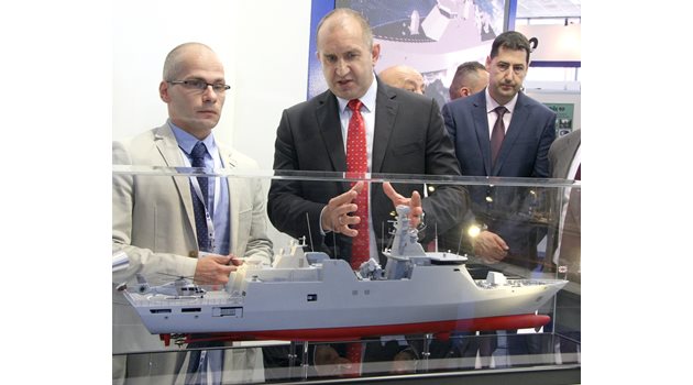 Президентът разглежда макет на кораб на един от щандовете.