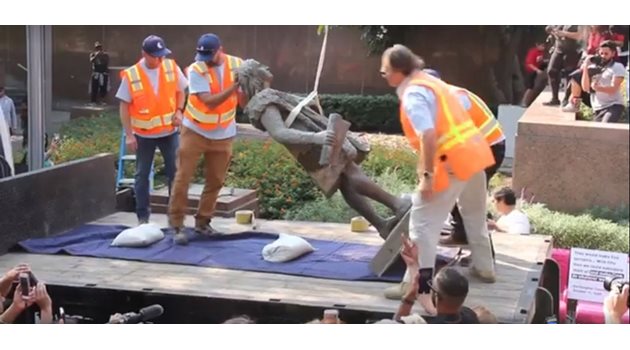 Бутането на статуята в Лос Анджелис СНИМКА: ФЕЙСБУК