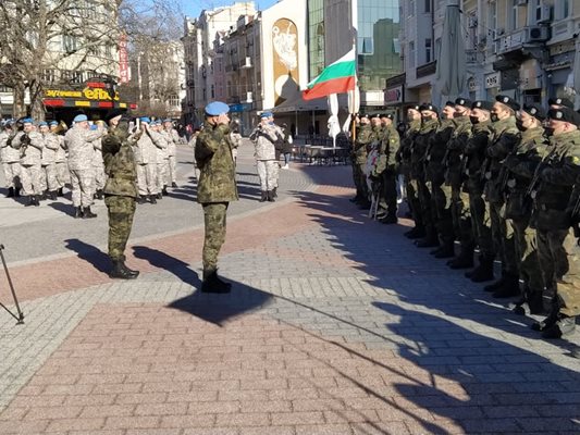 Ген. Явор Матеев приема почетния строй пред паметника на Стефан Стамболов, след като се наложи да бъде прекъснато честването заради протоколен гаф. Снимка: Авторът