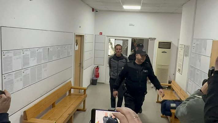 Охраната води Ивайло Болгуров в съдебната зала.