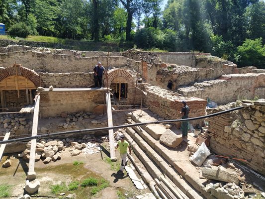В неделния ден строители работеха на римските терми, откъдето трябва да се премести съвременния водопровод. Обектът е затворен за посетители.