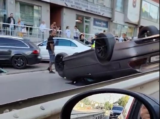 Кола се обърна по таван на "Симеоновско шосе" в София Кадър: БНТ