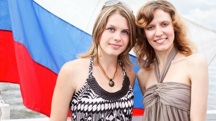 Млади рускинки се хващат с дърти сърби