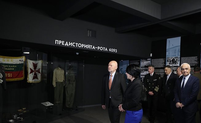 Тодор Тагарев на откриването на изложбата на Националния военноисторически музей (НВИМ) „Българската армия – 20 години част от НАТО" СНИМКА: МО