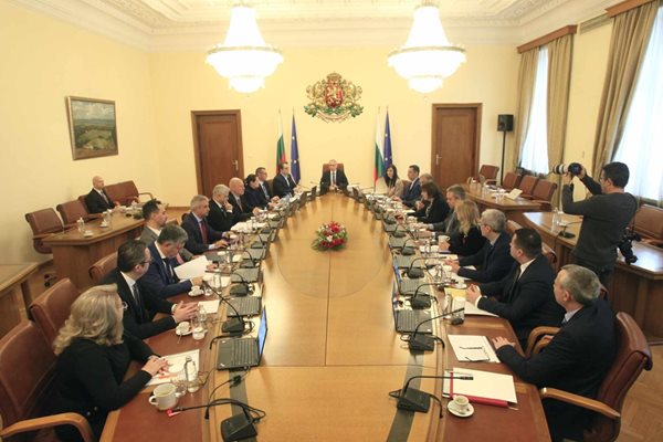 На заседанието в понеделник министрите отпуснаха допълнителни близо 200 млн. лв. само за жп проекти.
СНИМКА: Велислав Николов
