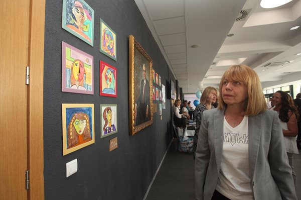Йорданка Фанкъдова разглежда изложба на галерия "Нюанси", която бе част от награждаването.