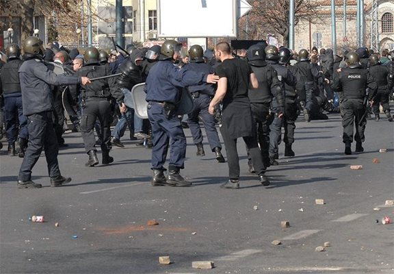 Фенове изстрелваха камъни срещу полицията.