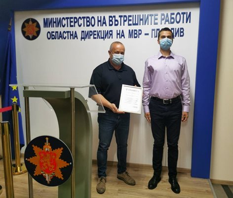 Шефът на отдел "Административен" в ОД на МВР Емил Златков връчва грамотата на преподавателя (вдясно)