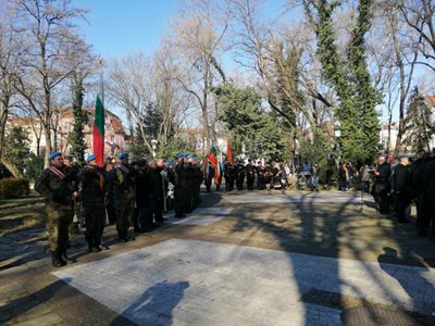 Церемонията се състоя пред паметника на кап. Бураго в Дондуковата градина. Снимки: 24plovdiv.bg