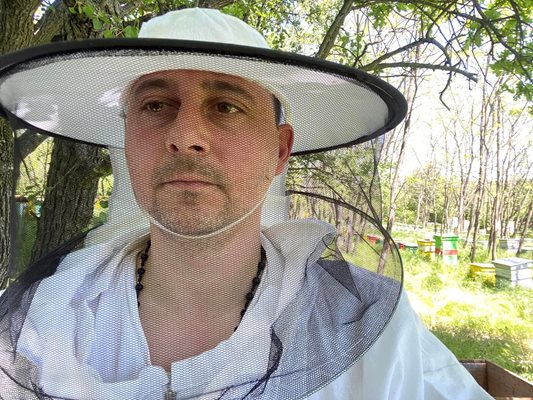 Преди да отиде в община "Родопи", Борислав Инчев беше кмет на район "Южен". Пчеларството му се превърна в професия и вече има 100 кошера.