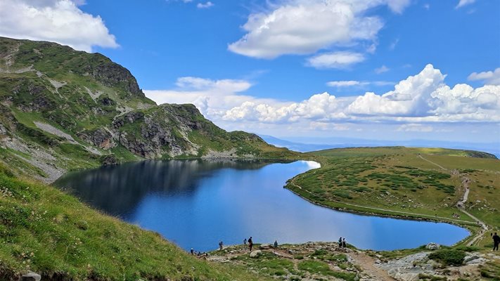 Дрон с камера следи за хора, които се къпят в Седемте рилски езера