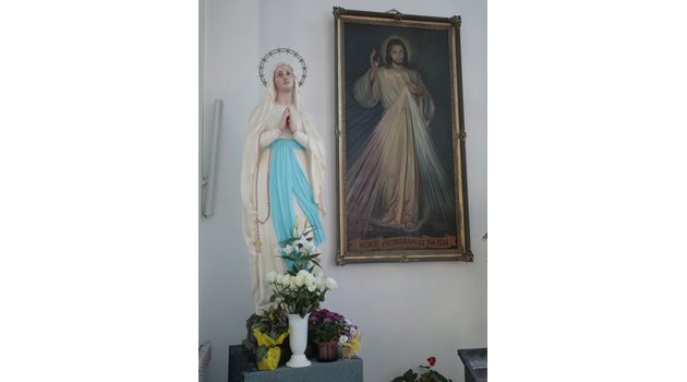 Статуята на Дева Мария осветена от епископ Евгени Босилков непосредствено след бомбардировката на катедралата.