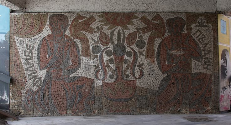 Мозайкита на Йоан Левиев отново греят в подлеза на Чифте баня.