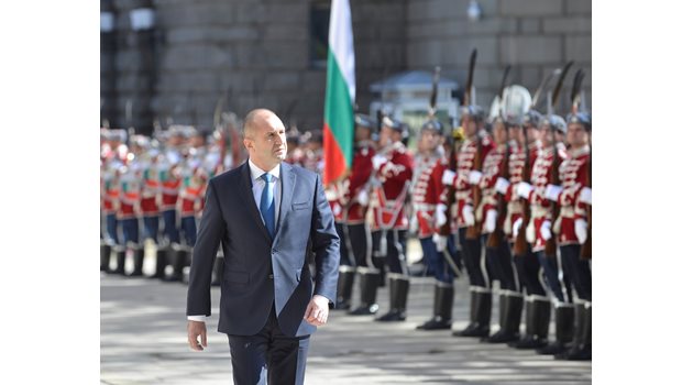На Деня на Европа - 9 май, президентът Радев прие почетния караул на гвардейците.