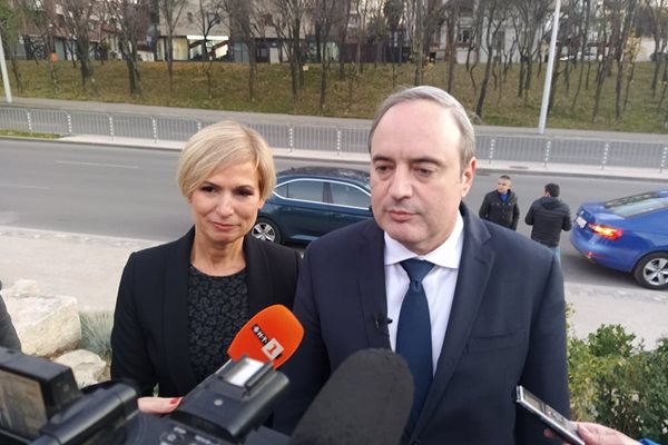 Кандидат-президентската двойка Анастас Герджиков и Невяна Митева пристигнаха в 17 часа в Пловдив.