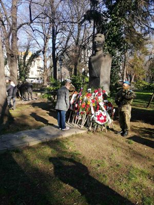 Признателни пловдивчани поднесоха цвете пред паметника на капитан Бураго.