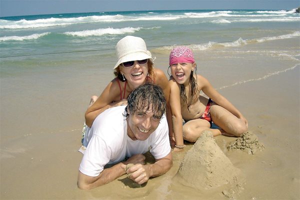 Силвия Лулчева заедно с Елица и съпруга си - актьора Васил Бинев, на плажа в Тел Авив