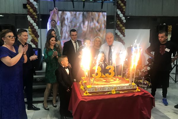 Трите поколения Митови духнаха свещичките за 33-годишния рожден ден на “Агроелит”
