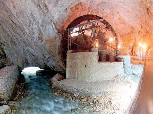 На 25 км от Драма се намира пещерата “Маара”, през която минава река Ангитис.