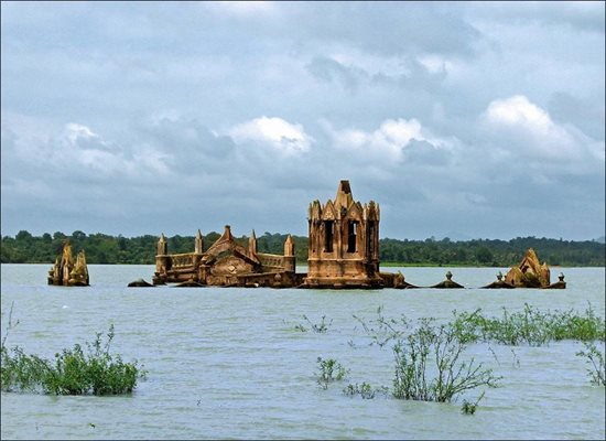 Църквата "Света Розалия" в Индия патъва в местен язовир през 1960 г.