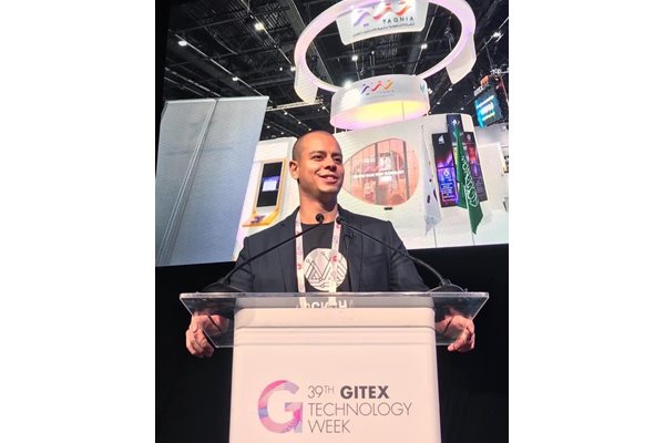 Тук е на световното технологично изложение GITEX в Дубай през 2019 г.