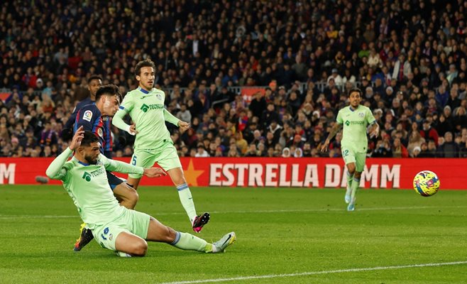 С победата 1:0 над "Хетафе" лидерът в Примера дивисион "Барселона" запази трите точки аванс пред втория "Реал".