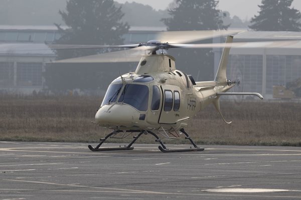 Първият български медицински 
хеликоптер ще бъде преобоядисан в червено с бели ивици.