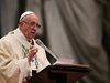 Папата: Вярващите да четат Библията толкова често, колкото есемесите си