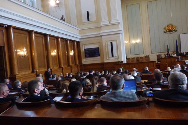 Народните представители в пленарна зала СНИМКА: Румяна Тонева