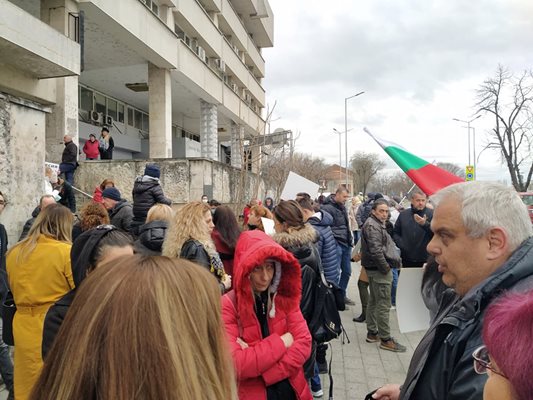 Хората от Белащица протестират пред РИОСВ-Пловдив.