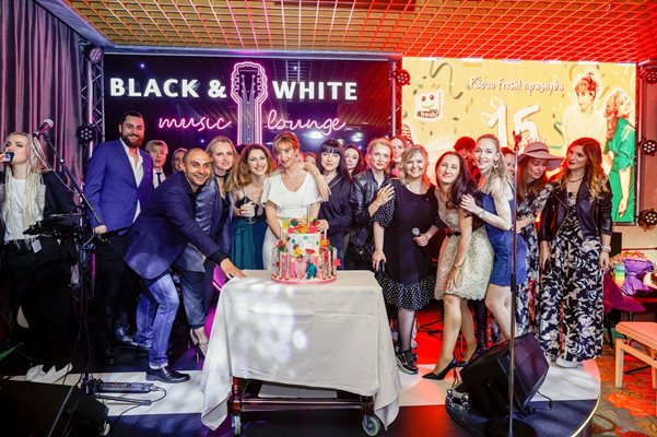 “Шоуто на Блондинките” отпразнува 15-ти рожден ден с грандиозно парти
