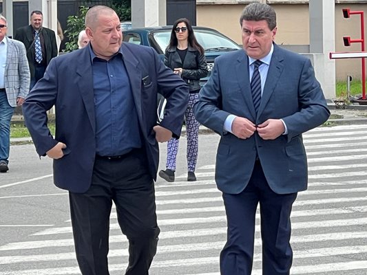 Бившият шеф на „Лукойл” Валентин Златев (lдясно) се явява на разпит в Софийска градска прокуратурата.
Снимка: Димитър Абрашев/БТА (БТ)